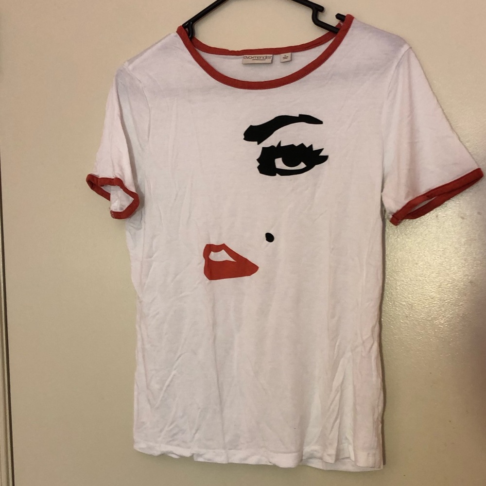Eva Mendes White T-Shirt blouse with red trim